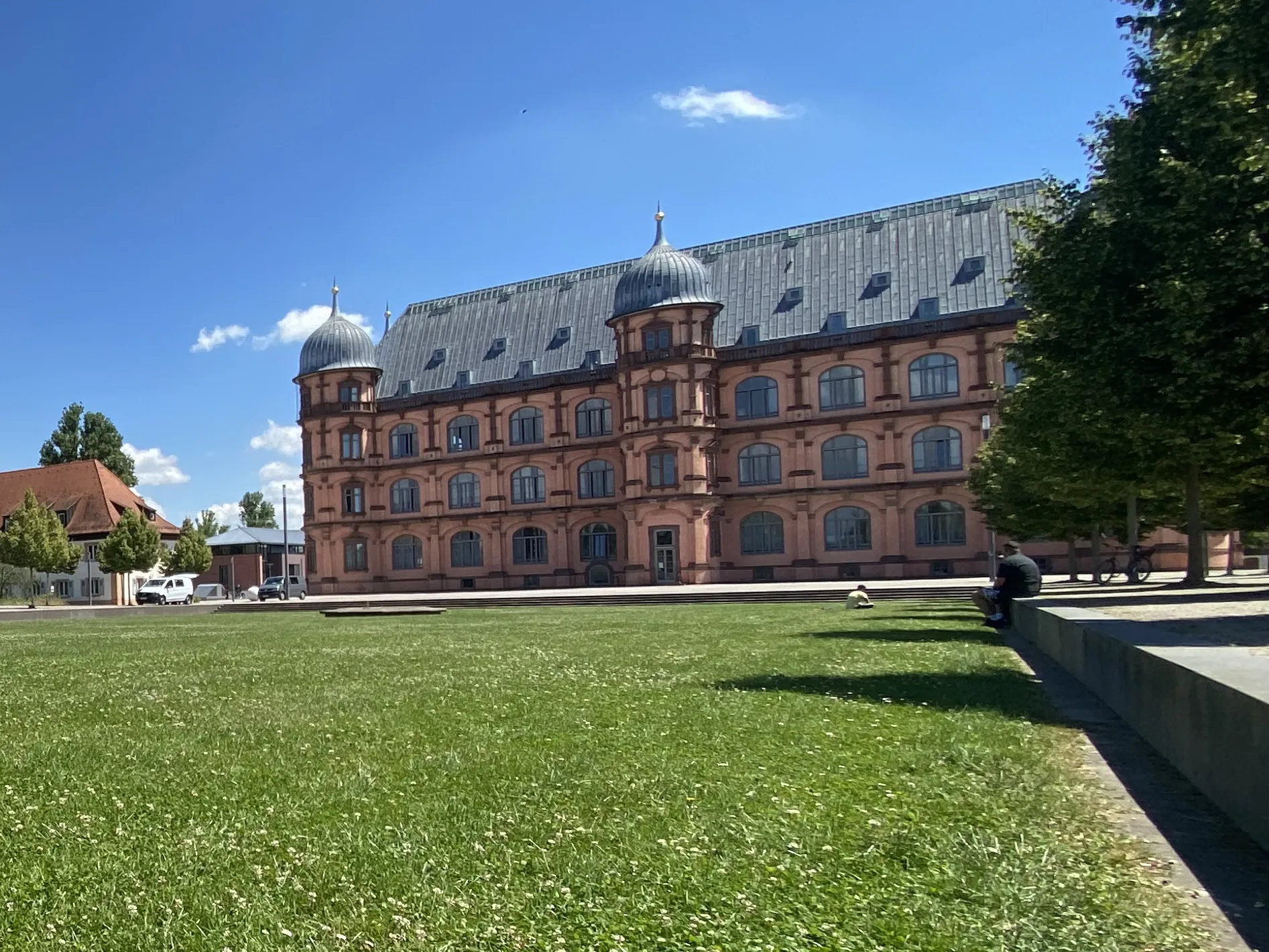 Schloss Gottesaue, der historische Sitz der Hochschule für Musik Karlsruhe, von der Parkwiese aus gesehen